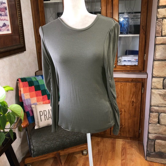 BAR III SIZE XLARGE ARMY GREEN BALLOON SLEEVE AT TOP RUCHED SLEEVES ON DOWN NWOT - Picture 1 of 3